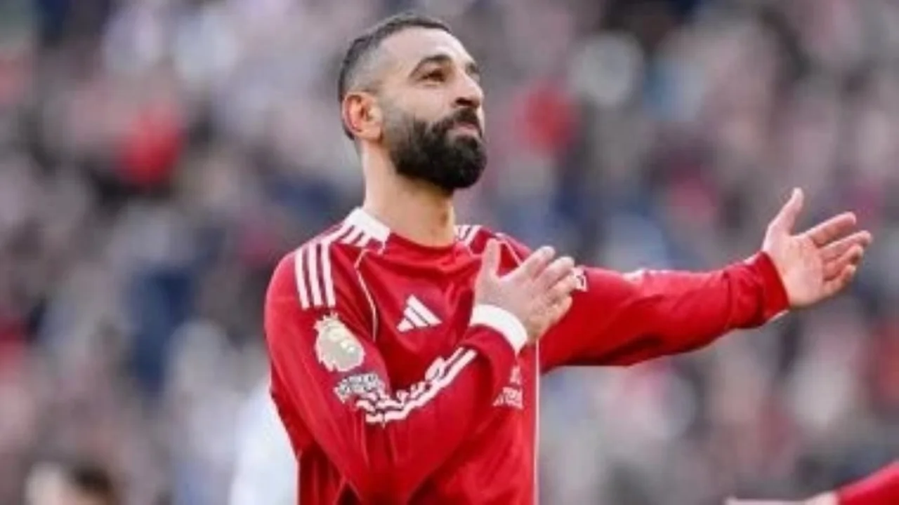 محمد صلاح يستعد لأشعة بعد آلام في الخلفية خلال مواجهة مصر وإيران.